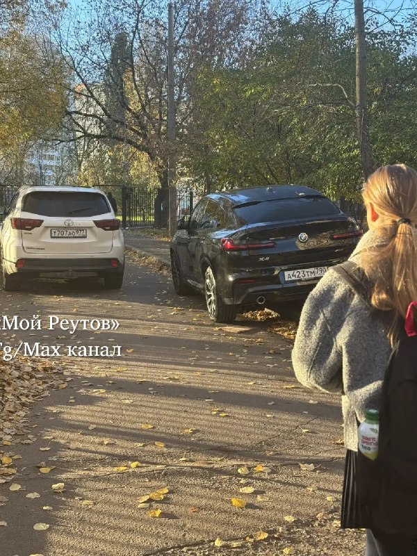 В Реутове на улице Победы у школы №3 нет столбиков