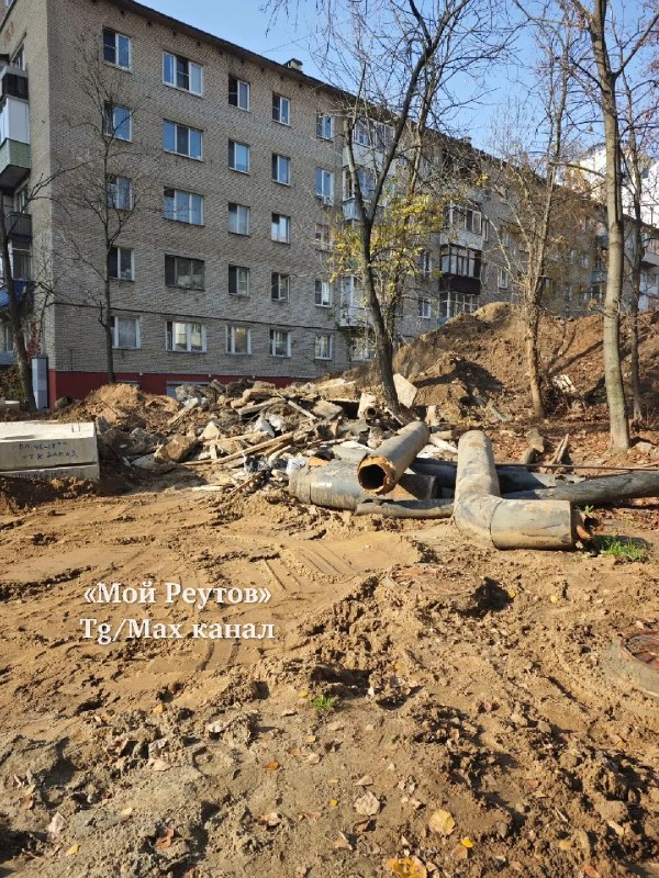 Жители Реува жалуются на захламлённую территорию у Новогиреевской, 10