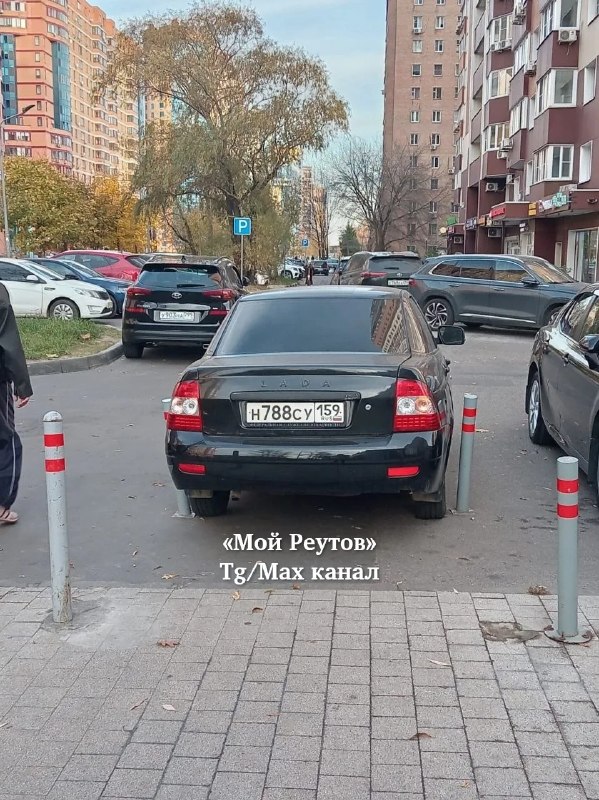 Автомобиль заблокировал выход из школы Героев в Реутове