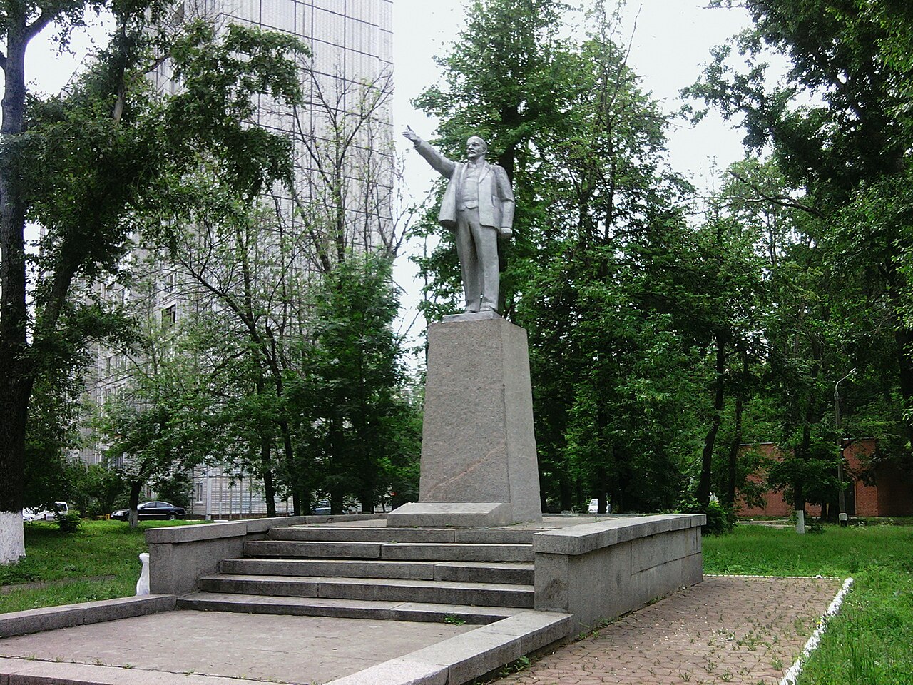 Памятник Ленину на улице Победы, снимок 2012 года