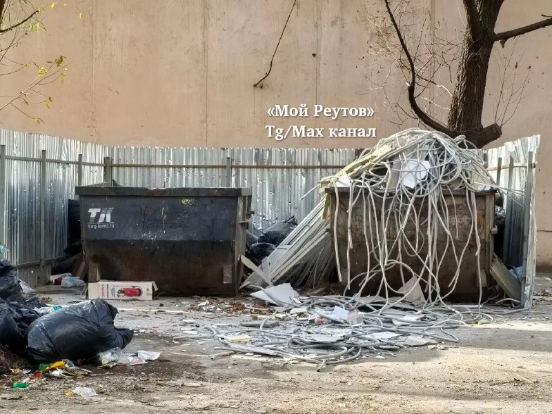 Жители Реутова жалуются на мусорку у дома на Дзержинского