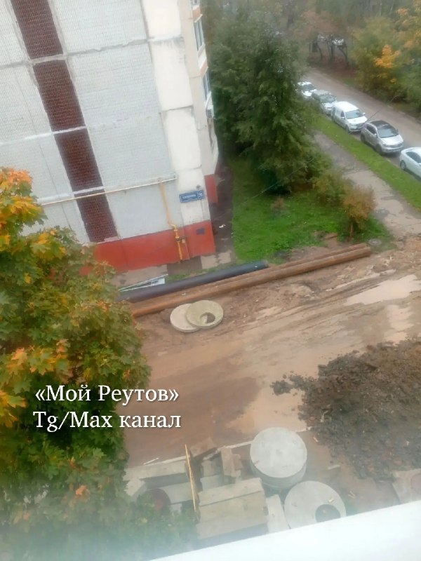Жители жалуются на грязь на дороге между домами на Калинина