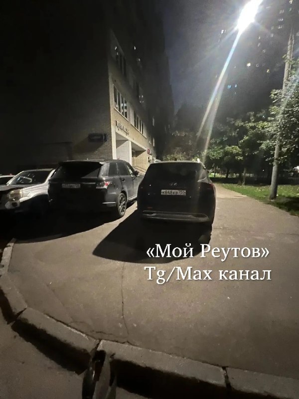 На Садовом проезде машины поставили вторым рядом на тротуаре