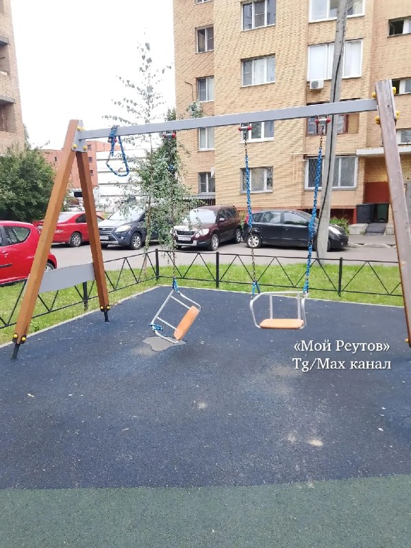 Житель Реутова жалуется на сломанную качельку