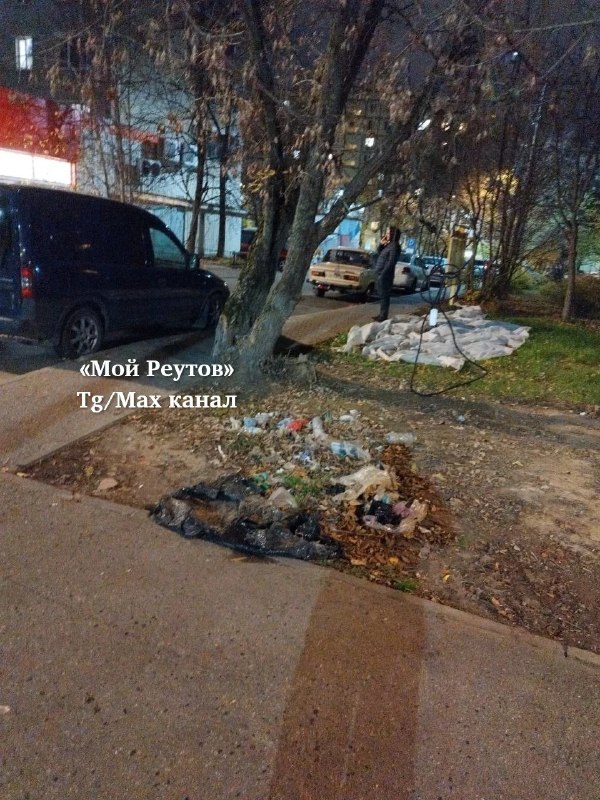 В Реутове после съезда арбузной палатки остался мусор