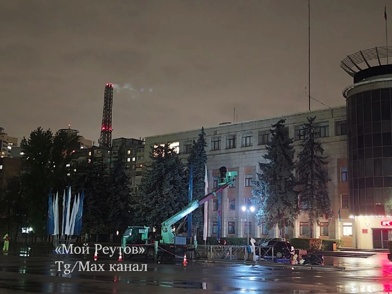 В Реутове убирают праздничные инсталляции с площади у администрации