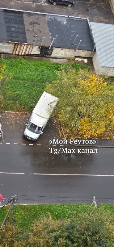 В Реутове читатели жалуются на водителя, который паркуется на два места