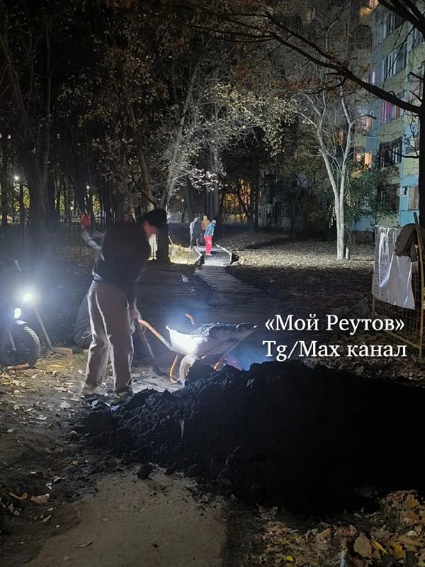 Жители Реутова жалуются на ночные дорожные работы у дома №8 по ул. Лесной