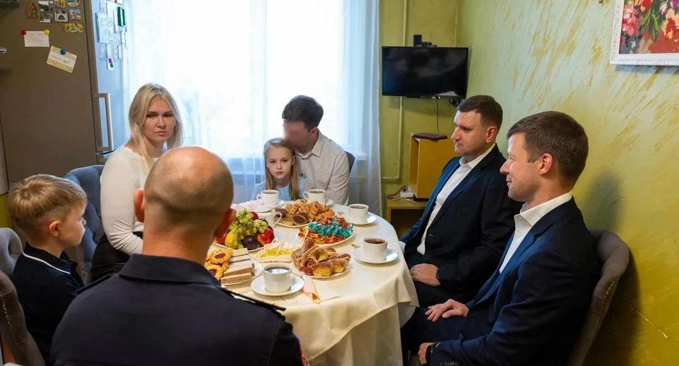 Главы Реутова и Балашихи посетили семью бойца СВО